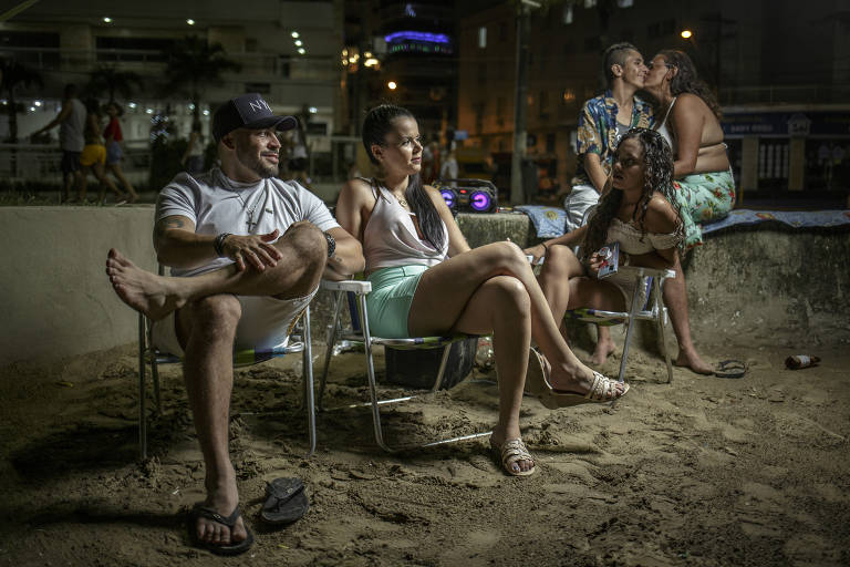 Kadu Ribeiro, 31, e amigos se reúnem em Praia Grande 