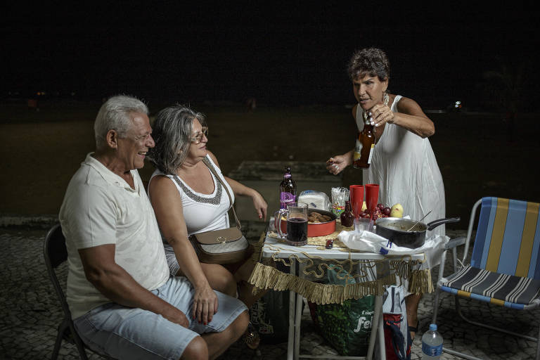 José Claudio Marinelli, 67, a esposa, Claudete, e a amiga Bader comemoram Ano-Novo em Praia Grande