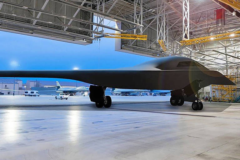 Imagem feita por artista mostra como deverá ser o novo bombardeiro americano, o B-21