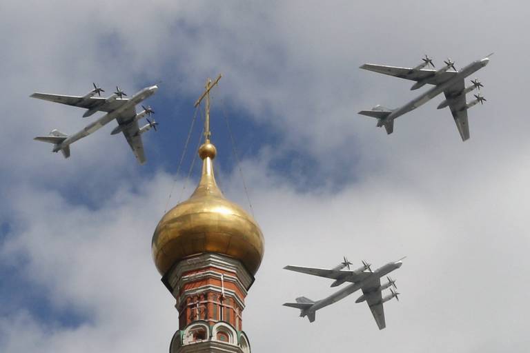 Três Tu-95 modernizados voam em parada militar sobre Moscou
