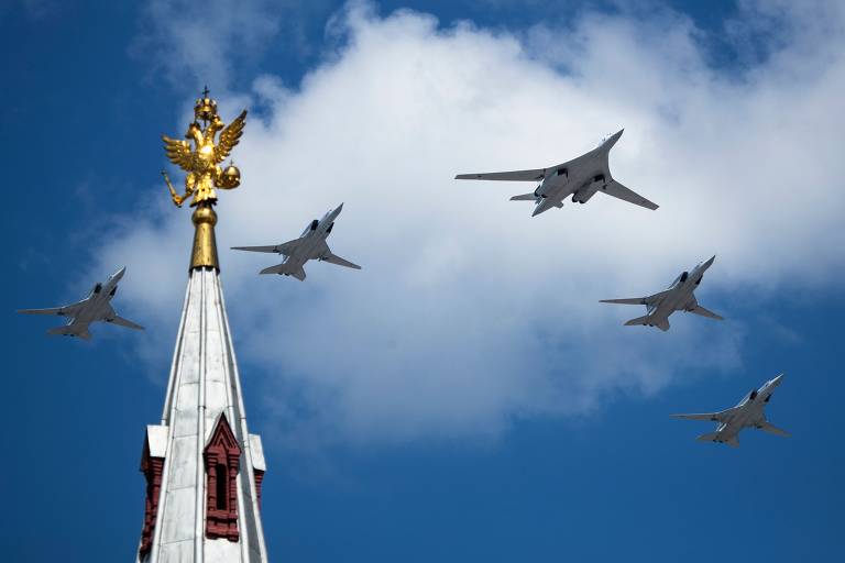 Um Tu-160 é escoltado por três Tu-22 modernizados em parada militar em Moscou