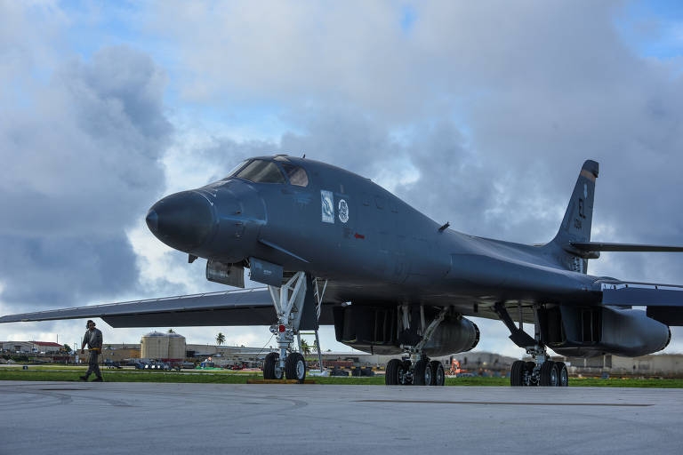 Bombardeiro B-1B Lancer da Força Aérea dos EUA se prepara para missão no Japão
