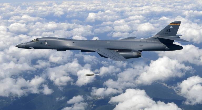B1-B Lancer lança bomba durante treinamento perto de Seul (Coreia do Sul
