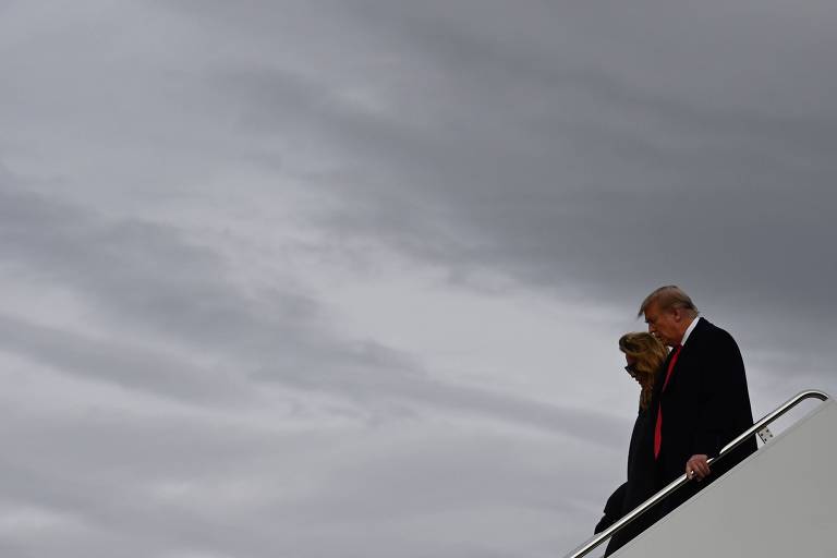 O atual presidente dos EUA, Donald Trump, e a primeira-dama, Melania, desembarcam do Air Force One em Maryland