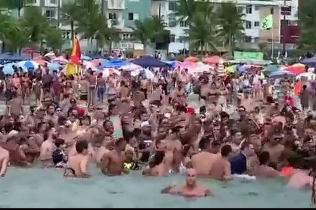Bolsonaro abre 2021 com nova aglomeração em praia de SP, desta vez dentro d'água