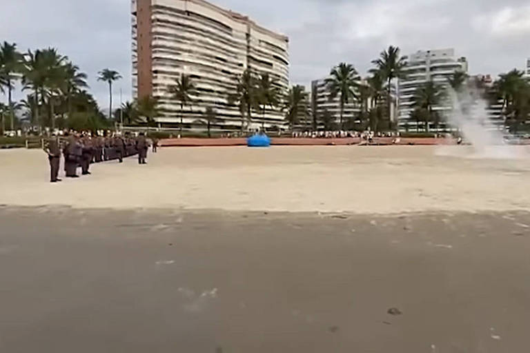 PM lança bombas de gás para encerrar luau clandestino de Réveillon em praia badalada de SP