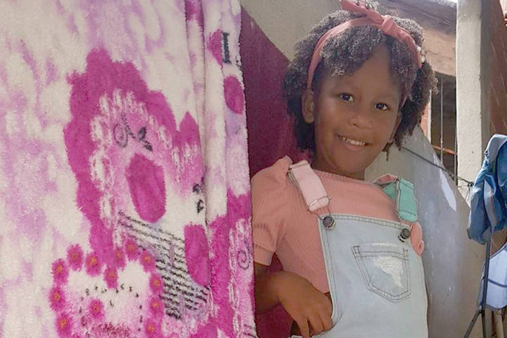 Corpo de menina de 12 anos morta por bala perdida é enterrado