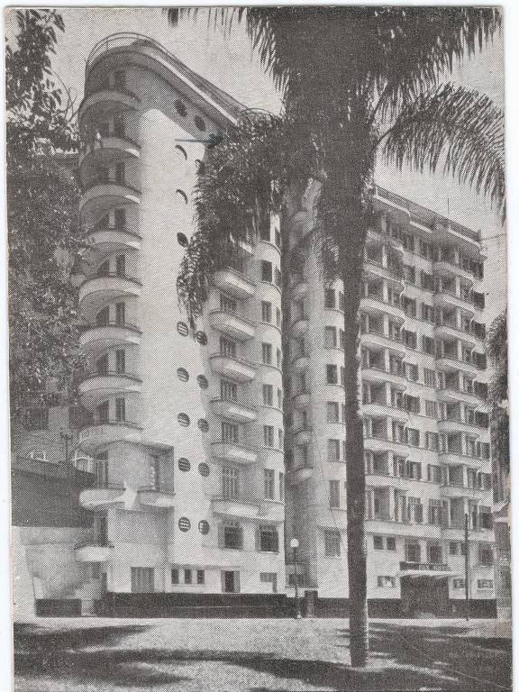 Cartão postal em preto e branco mostra prédio dos anos 1950