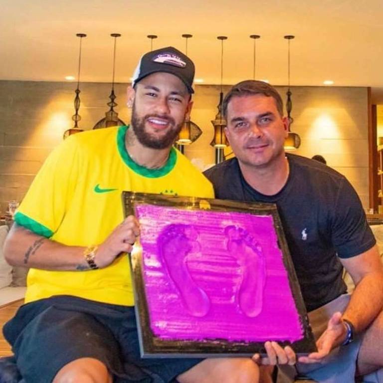 Neymar exibe moldes de seus pés ao lado do senador Flávio Bolsonaro