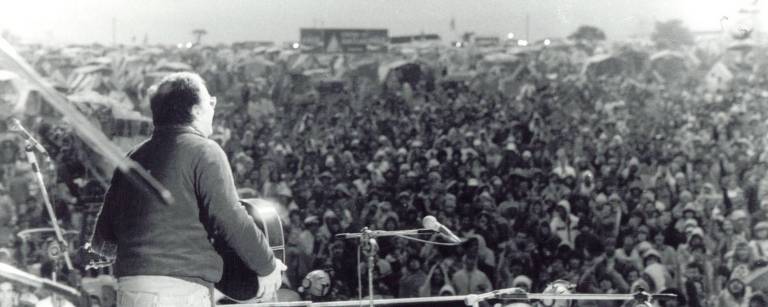 João Gilberto se apresenta em show no Festival de Águas Claras, retratado no longa 'O Barato de Iacanga', de Thiago Mattar