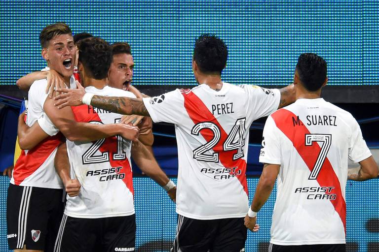 Cinco jogadores do time argentino River Plate se abraçam e comemoram gol marcado por Rafael Borre