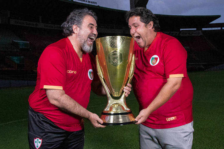 O técnico Fernando Marchiori (à dir.) e o presidente Antonio Carlos Castanheira com a taça da Copa Paulista conquistada pela Portuguesa