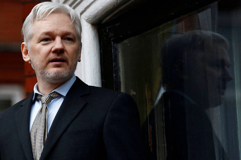 O fundador do WikiLeaks, Julian Assange, durante discurso na embaixada do Equador, em Londres