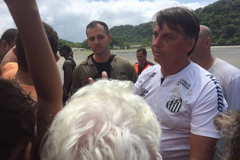 Bolsonaro cercado por banhistas numa praia