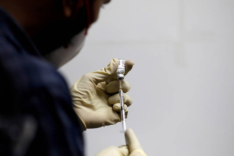 Importação de 2 milhões de doses da vacina de Oxford deve custar R$ 59,4 milhões, diz Fiocruz