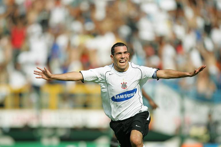Carlitos celebra um de seus três gols na goleada sobre o Santos, em 2005, pelo Campeonato Brasileiro