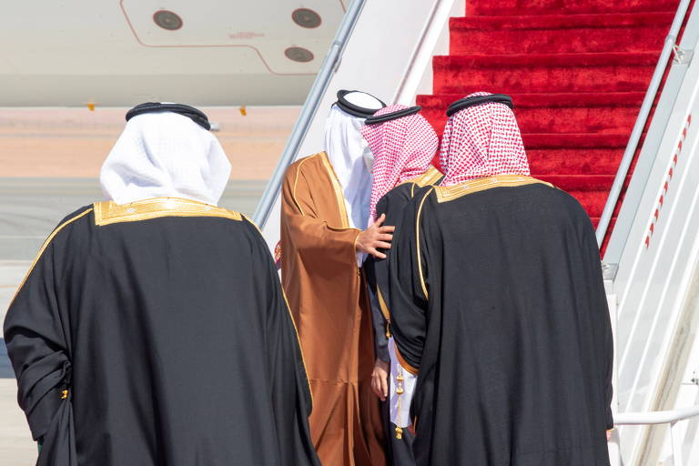 Emir do Qatar e príncipe saudita se abraçam após retomada de relações de países do Golfo
