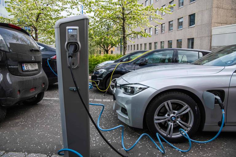 Carro elétrico é abastecido em rua de Oslo