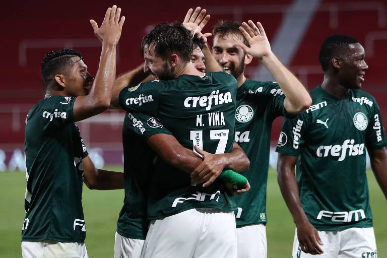 Palmeirenses comemoram o último gol de sua vitória por 3 a 0 sobre o River Plate, feito por Matías Viña, na última terça (5)