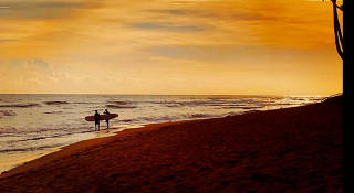 Surfistas na praia Encuentro, em Cabarete, cidade da República Dominicana