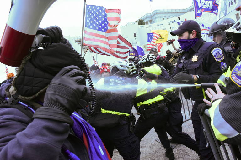 Apoiadores de Donald Trump entram em confronto com policiais na frente do Congresso dos EUA em Washington