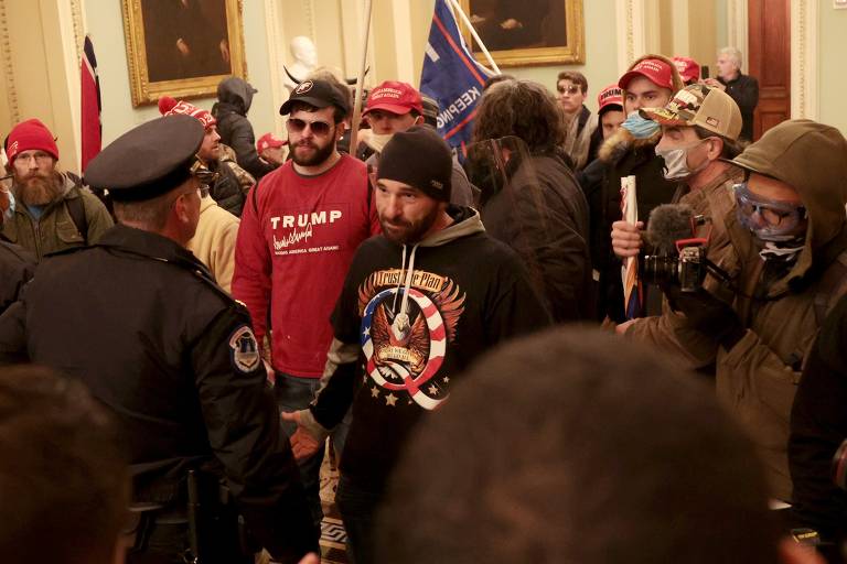 Manifestantes e policiais dentro do Capitólio, como é conhecido o prédio do Congresso dos EUA, em Washington