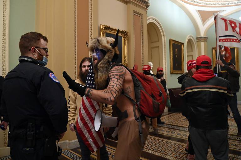 Apoiadores de Trump entram em confronto com a polícia e invadem Congresso dos EUA