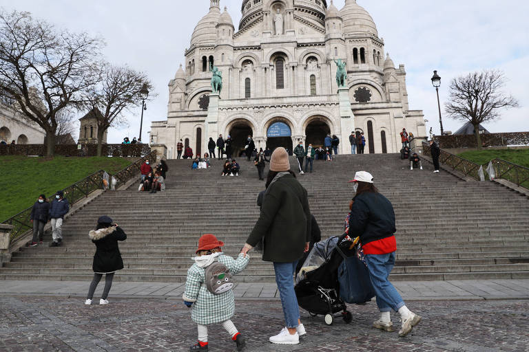 Pessoas visitam o bairro de Montmartre, em Paris, na França, no 1º dia de 2021 