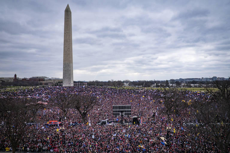 Apoiadores de Trump protestam do lado de fora do Congresso dos Estados Unidos