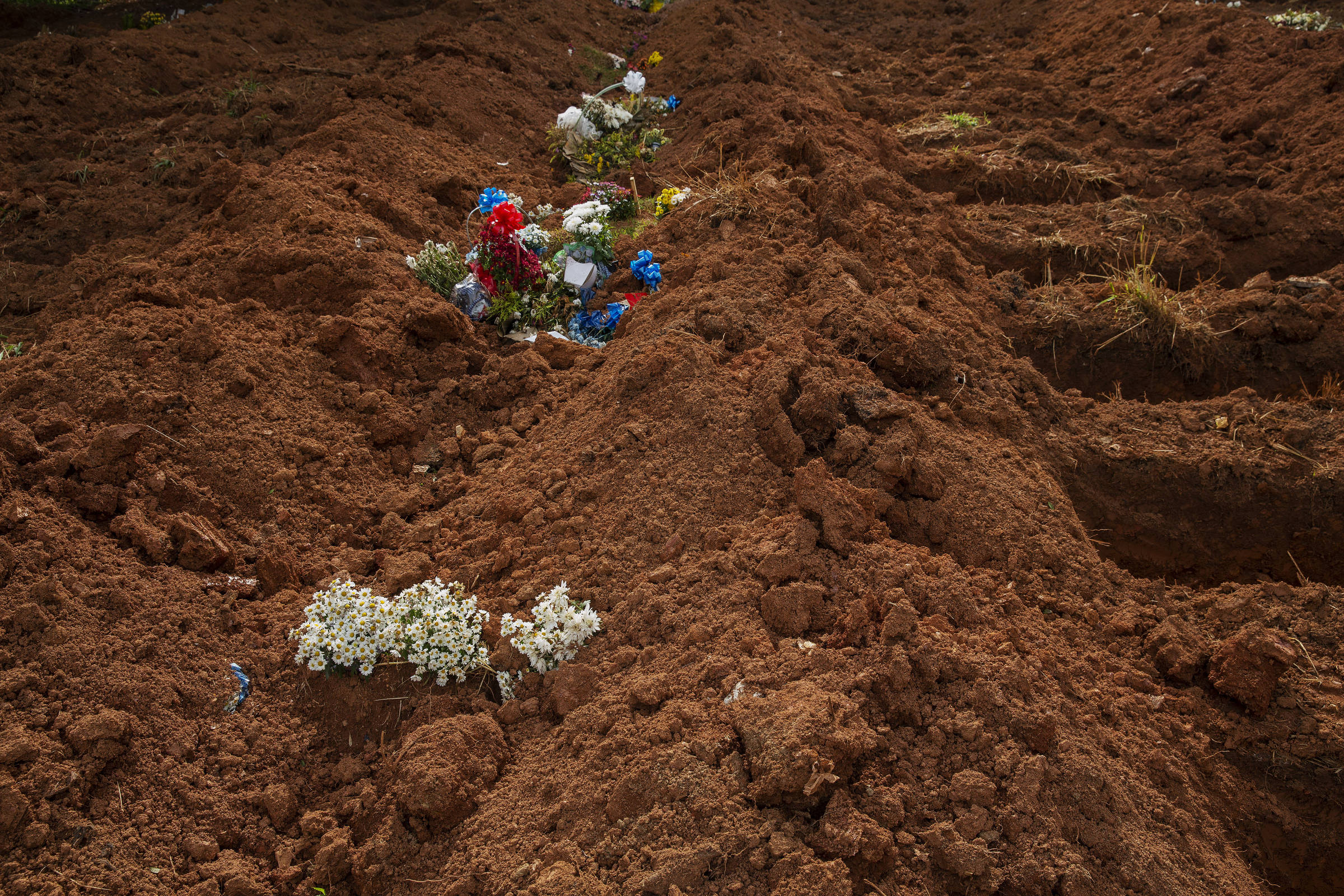 Marca trágica de 200 mil mortes por Covid chega com óbitos em alta e mutação no vírus