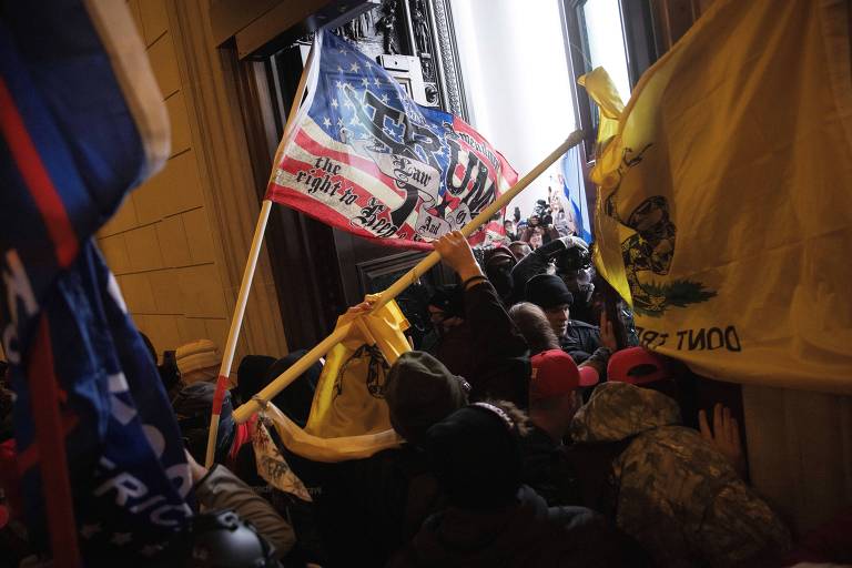 Apoiadores de Donald Trump invadem Capitólio para impedir certificação da vitória de Joe Biden na eleição presidencial dos EUA