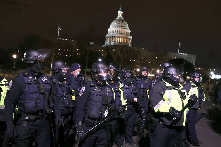 Policiais vigiam as proximidades do Congresso dos EUA, onde simpatizantes do presidente Donald Trump protestaram no dia em que congressistas ratificariam a eleição de Joe Biden