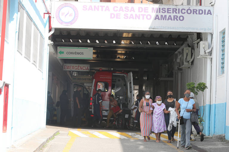 Funcionários na porta da Santa Casa de Santo Amaro, na zona sul de São Paulo, que está com lotação de casos do novo coronavírus

