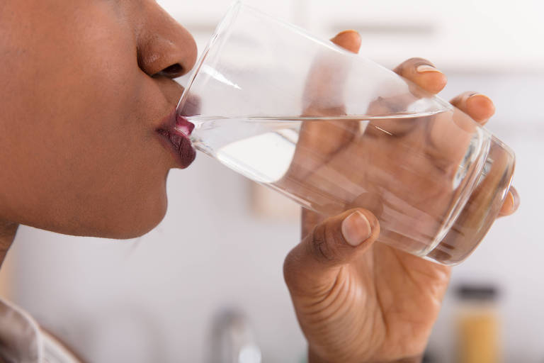 Mulher bebendo copo d'água