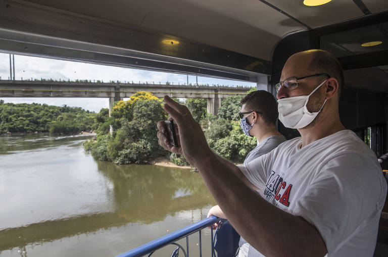 Turistas fotografam durante passeio do trem Republicano