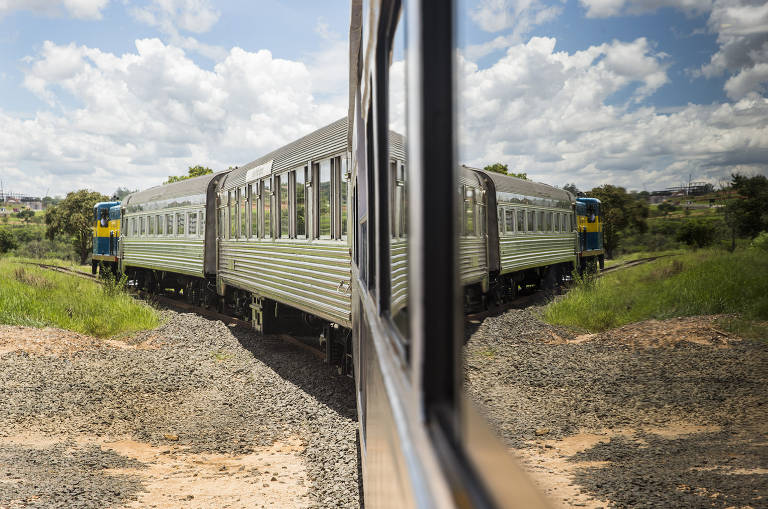 O trem tem capacidade para transportar até 140 passageiros, mas opera com capacidade reduzida pela metade devido à pandemia