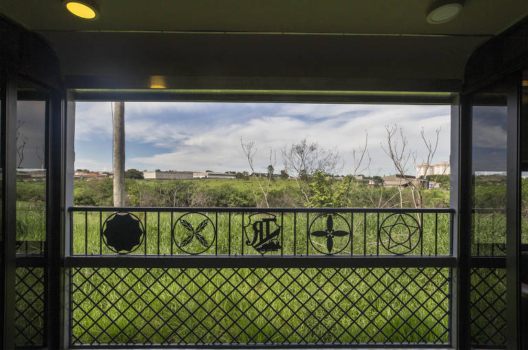 Vista do passeio entre as cidades de Itu e Salto através da janela do trem