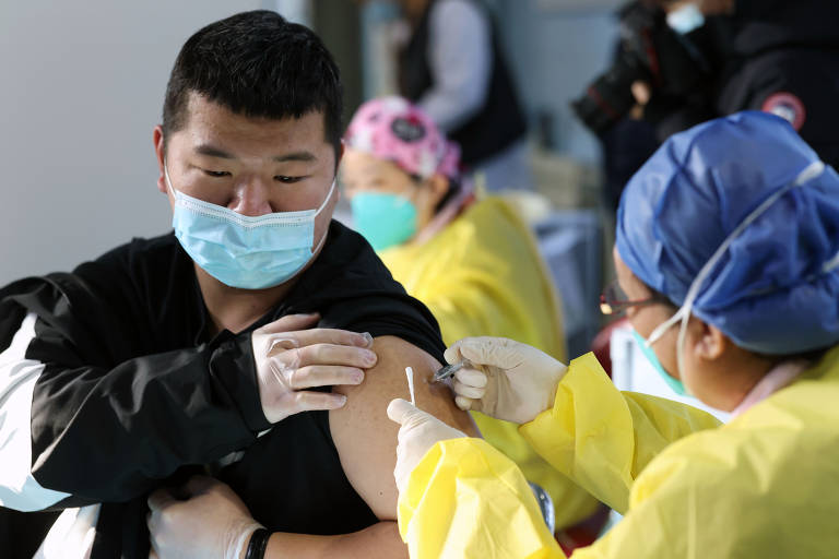 Confira em imagens como está a vacinação contra a covid-19 pelo mundo