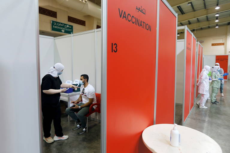 BAHREIN - Homem espera para receber uma dose de uma vacina contra a doença do coronavírus em Manama. 24.dez.2020