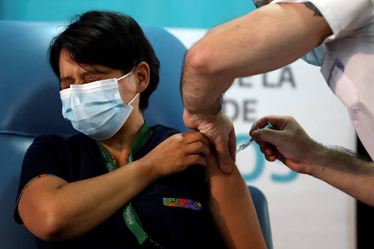 Confira em imagens como está a vacinação contra a covid-19 pelo mundo