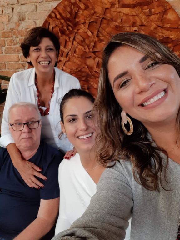 A relações públicas paulistana Natália Ceripieri, 34, tem a vontade de abraçar os pais, Miguel e Tereza, e a irmã, Mariana