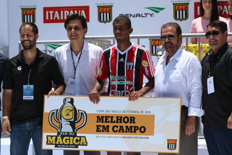 O meia Alex Apolinário com o prêmio de melhor em campo na final da Copa São Paulo de 2015 entre Botafogo-SP e  Corinthians