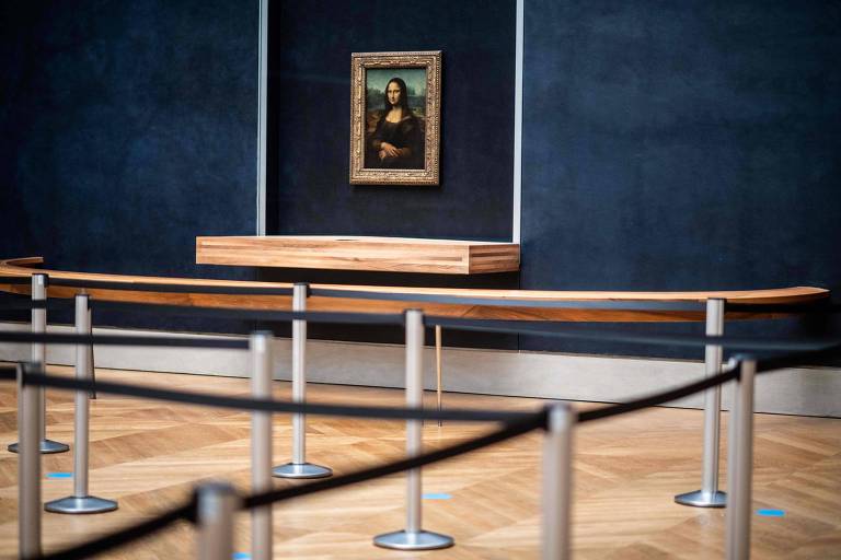 Foto da sala vazia com a pintura de 'Mona Lisa', do artista Leonardo da Vinci, ao fundo.