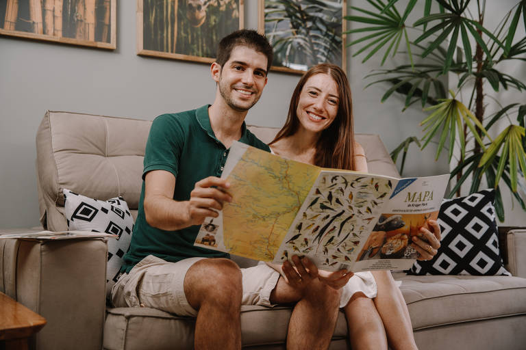 A farmacêutica Kátia Bassani, 29, e o marido, o médico Arthur Geise, 29, olham o mapa da região para a qual desejam viajar após a vacina