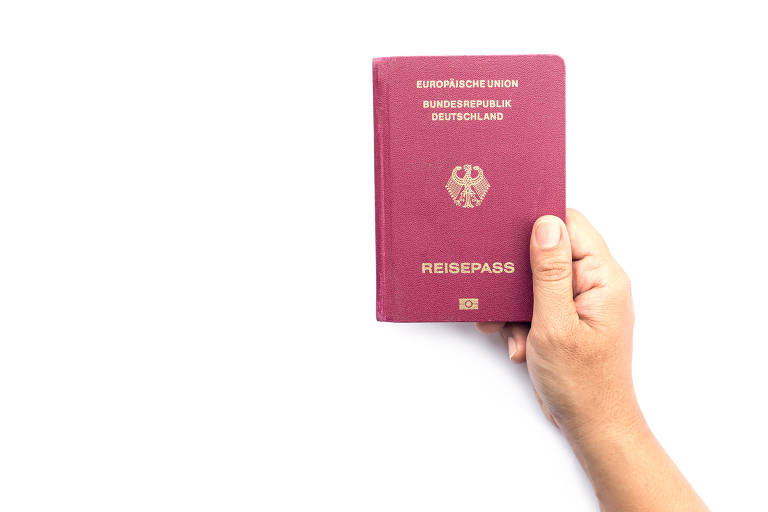 Trabalho sem fronteiras: o passaporte de internacionalização da Revelo -  NeoFeed