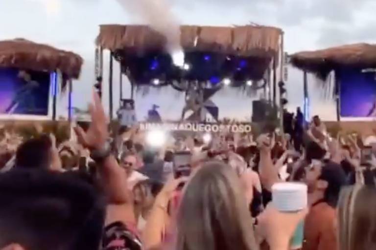 Multidão canta e dança com música 'The Dog Days Are Over', da banda britânica Florence + The Machine, no evento Reveillon do Gostoso, na praia de São Miguel do Gosto, no Rio Grande do Norte, no fim de 2020  