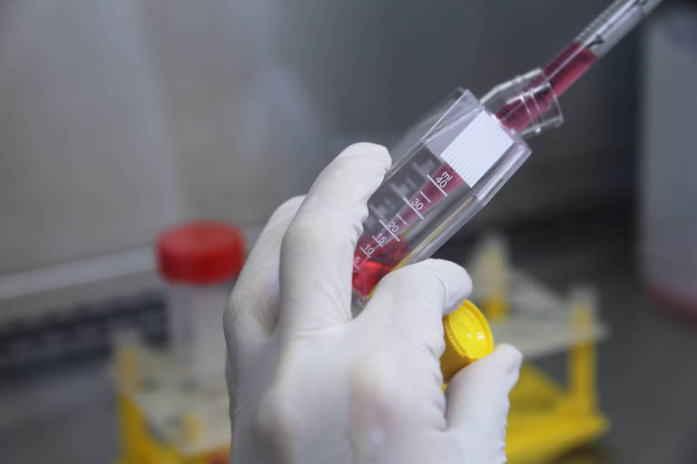 Pesquisador manipula cultura de células para pesquisa de vacina contra a Covid-19 em laboratório da empresa de biotecnologia brasileira Farmacore, em Ribeirão Preto