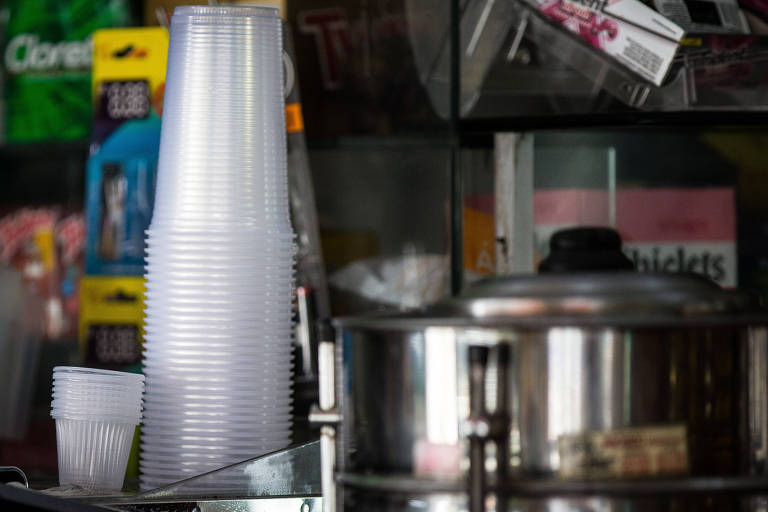 Lei municipal determina que o estabelecimento que utilizar utensílios de plástico pode receber multa entre R$ 1.000 e R$ 8.000