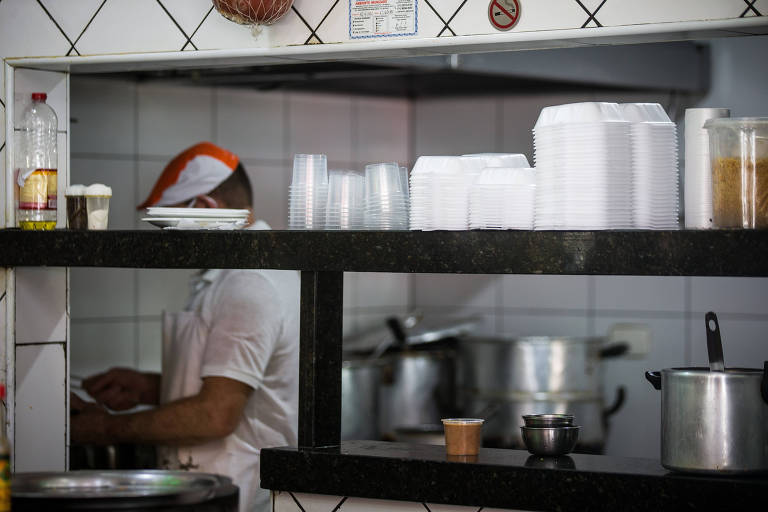 Lei municipal determina que o estabelecimento que utilizar utensílios de plástico pode receber multa entre R$ 1.000 e R$ 8.000