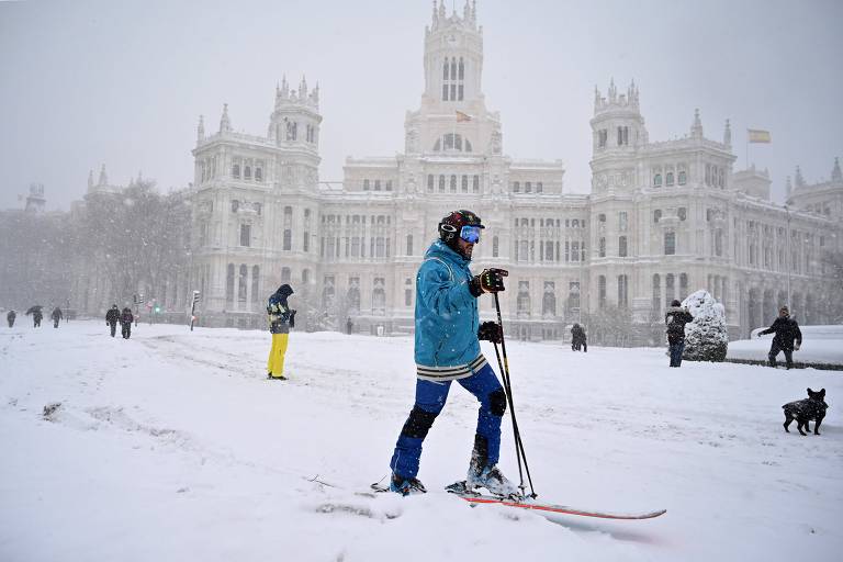 Neve em Madri e falcoaria nos Emirados Árabes, veja fotos de hoje